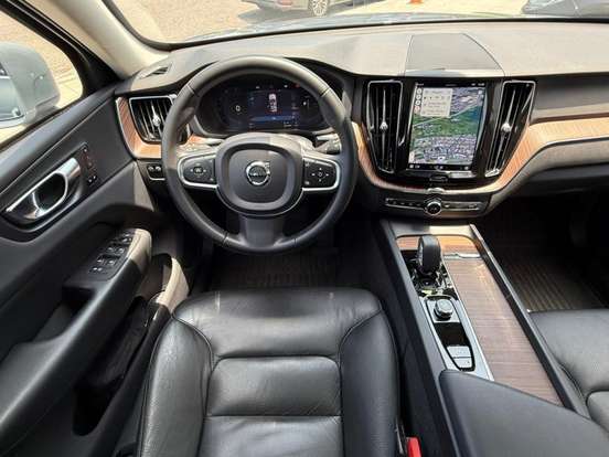 VOLVO-XC60-2022