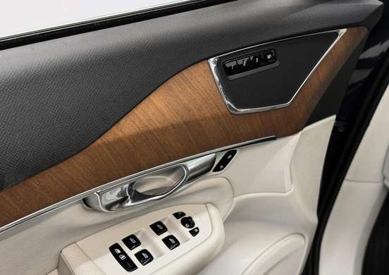 VOLVO-XC90-2021