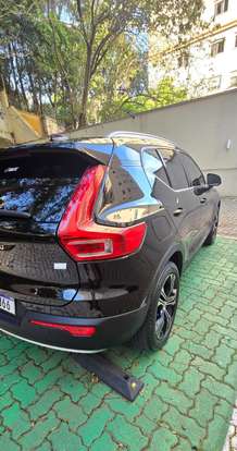 VOLVO-XC40-2021