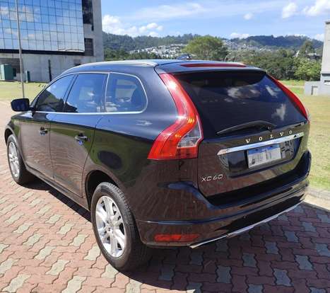 VOLVO-XC60-2015