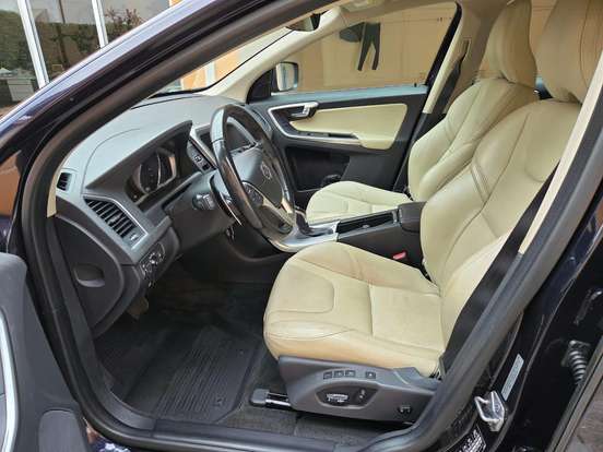 VOLVO-XC60-2017