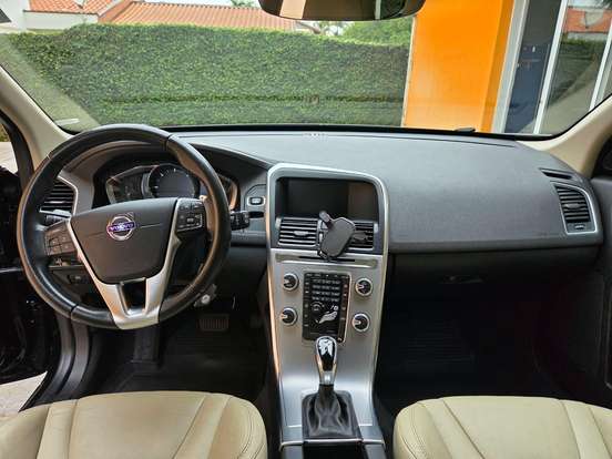 VOLVO-XC60-2017