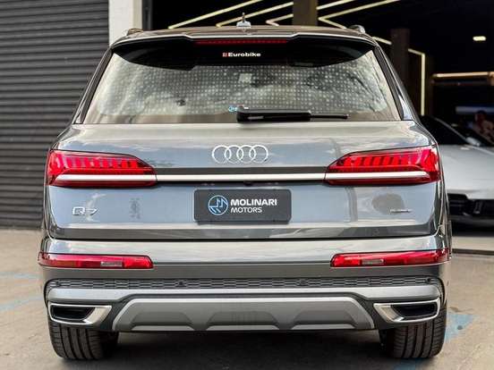 AUDI-Q7-2021