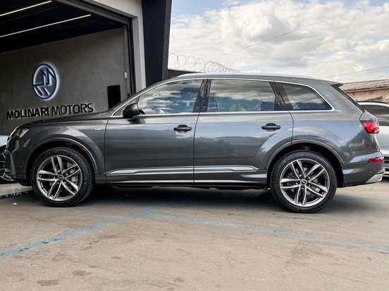 AUDI-Q7-2021
