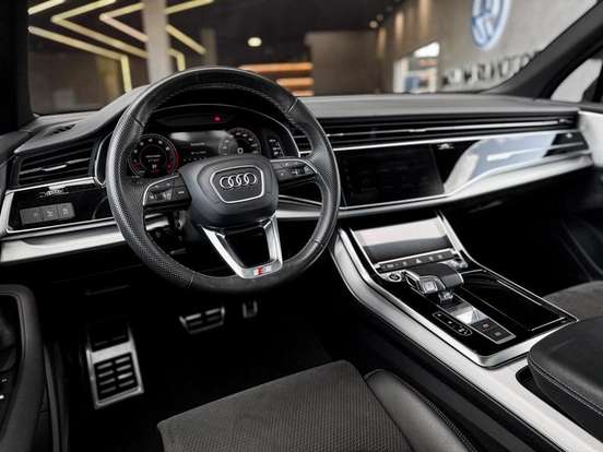 AUDI-Q7-2021
