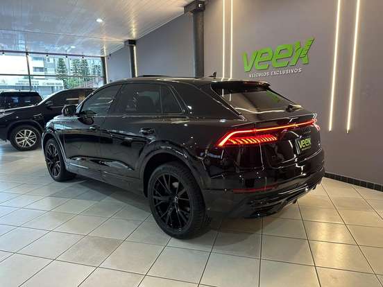 AUDI-Q8-2019