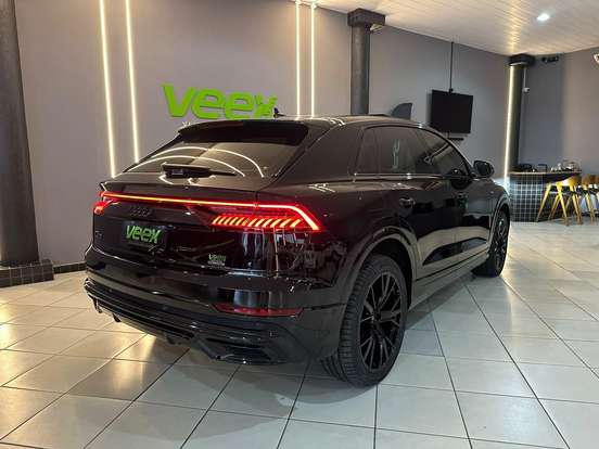 AUDI-Q8-2019
