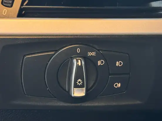 BMW-318i-2012