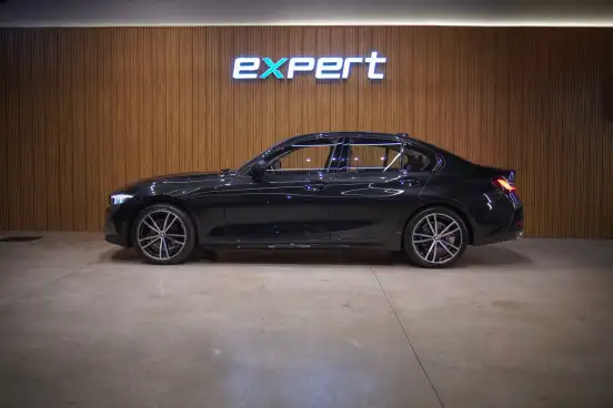 BMW-320i-2023