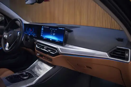 BMW-320i-2023