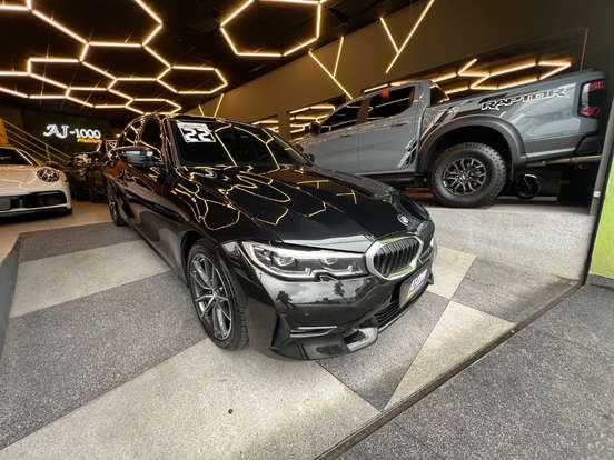 BMW-320i-2021