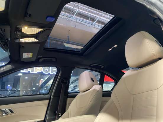 BMW-320i-2022