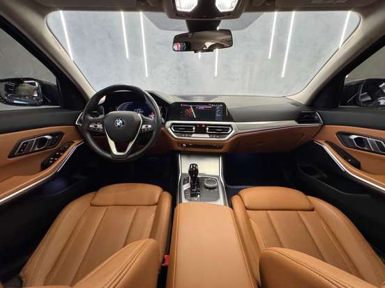 BMW-320i-2022