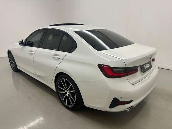 BMW-320i-2022