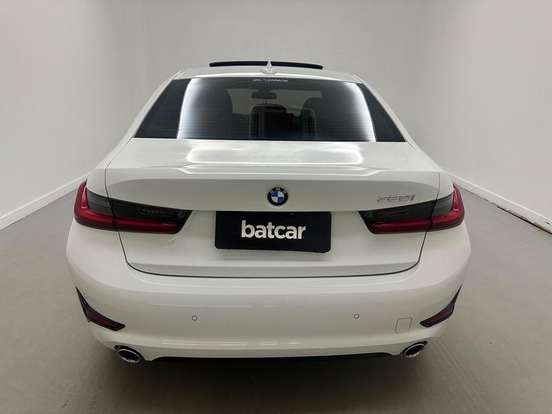BMW-320i-2022