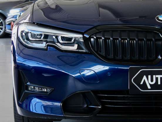 BMW-320i-2019