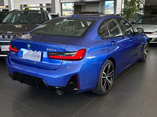 BMW-330e-2023