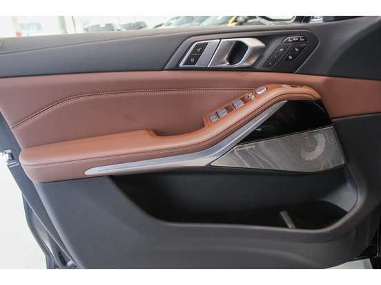 BMW-X7-2024