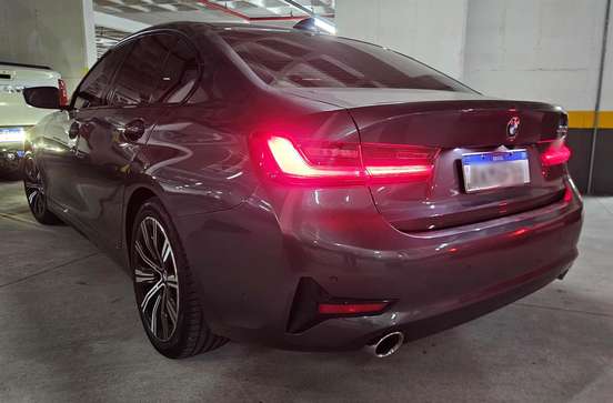 BMW-320i-2022