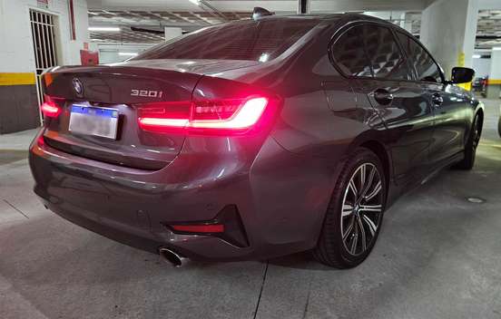 BMW-320i-2022