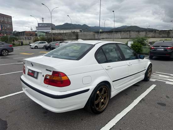 BMW-325i-2001