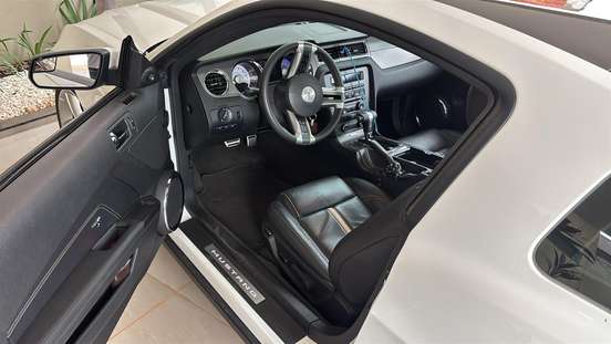 FORD-MUSTANG-2011