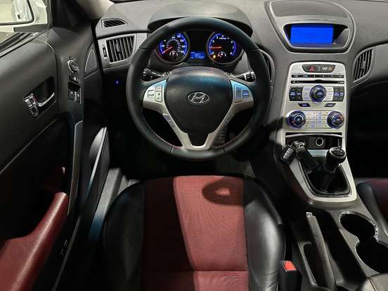 HYUNDAI-GENESIS-2010