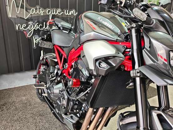 KAWASAKI-Z900-2025