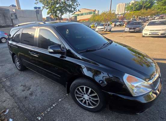 KIA-CARNIVAL-2012