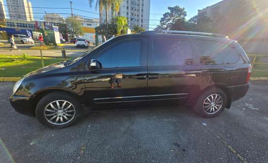KIA-CARNIVAL-2012
