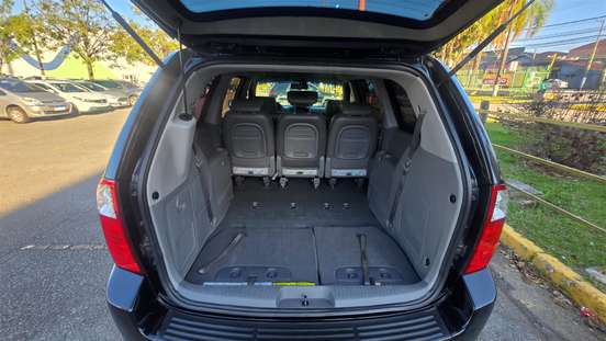 KIA-CARNIVAL-2012