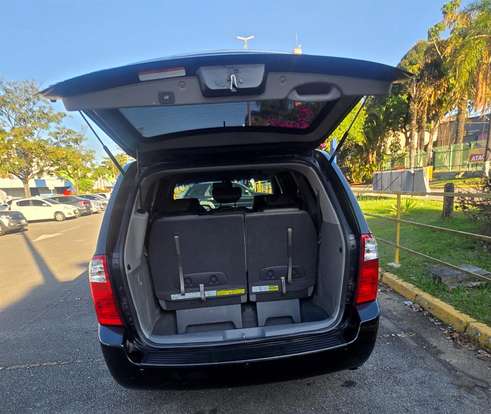 KIA-CARNIVAL-2012
