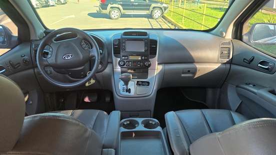 KIA-CARNIVAL-2012