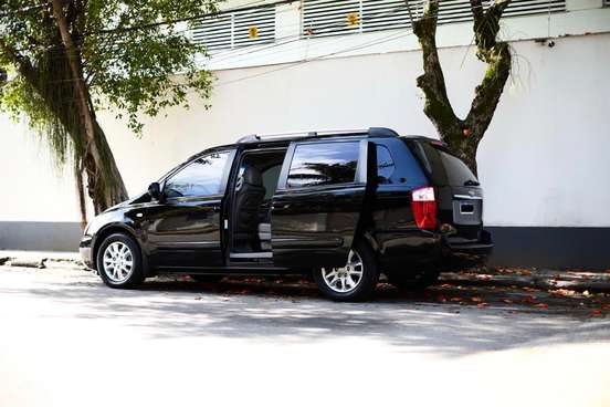 KIA-CARNIVAL-2008