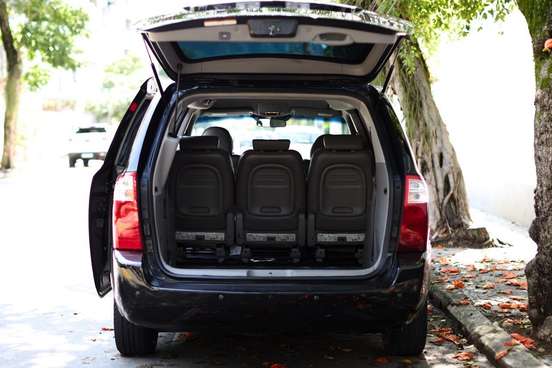 KIA-CARNIVAL-2008