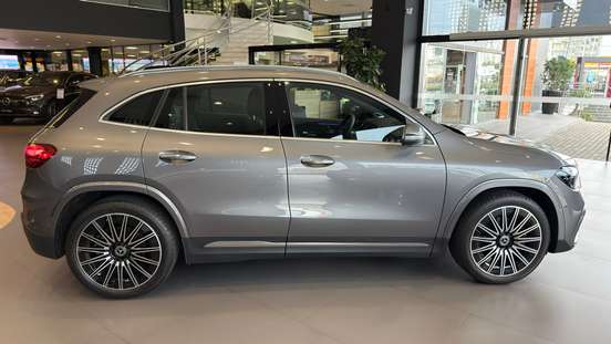 MERCEDES-BENZ-GLA 200-2025