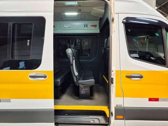 MERCEDES-BENZ-SPRINTER-2023
