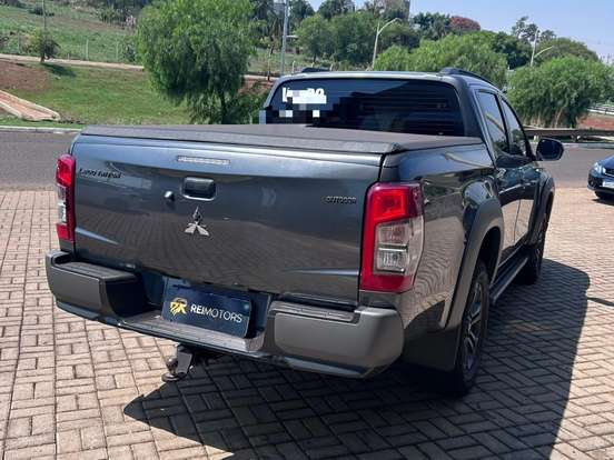 MITSUBISHI-L200 TRITON-2.4 16V TURBO DIESEL SPORT GLS CD 4P 4X4 AUTOMÁTICO MITSUBISHI-L200 TRITON-2024