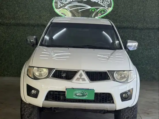 MITSUBISHI-L200 TRITON-3.5 HPE 4X4 CD V6 24V FLEX 4P AUTOMÁTICO MITSUBISHI-L200 TRITON-2011