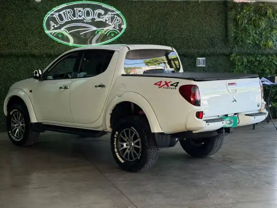 MITSUBISHI-L200 TRITON-3.5 HPE 4X4 CD V6 24V FLEX 4P AUTOMÁTICO MITSUBISHI-L200 TRITON-2011