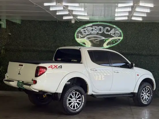 MITSUBISHI-L200 TRITON-3.5 HPE 4X4 CD V6 24V FLEX 4P AUTOMÁTICO MITSUBISHI-L200 TRITON-2011