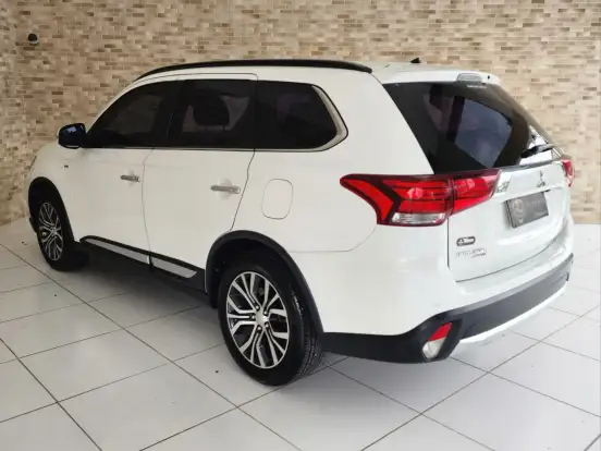MITSUBISHI-OUTLANDER-3.0 GT 4X4 V6 24V GASOLINA 4P AUTOMÁTICO MITSUBISHI-OUTLANDER-2015