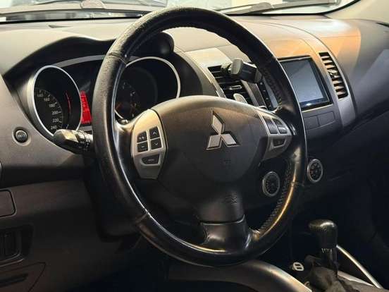 MITSUBISHI-OUTLANDER-2009