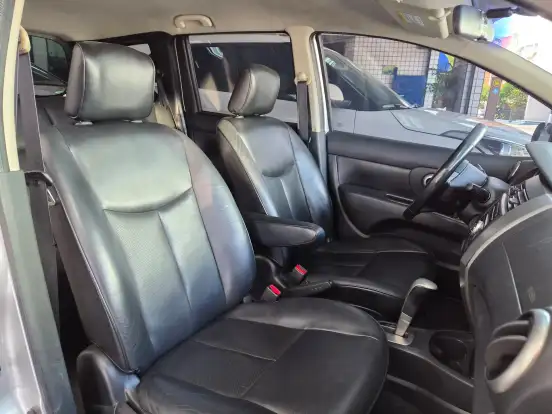 NISSAN-LIVINA-1.8 SL 16V FLEX 4P AUTOMÁTICO NISSAN-LIVINA-2011