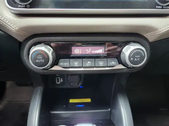 NISSAN-VERSA-2021