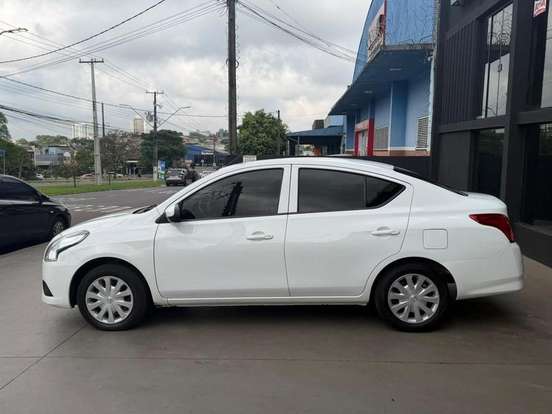 NISSAN-VERSA-2016