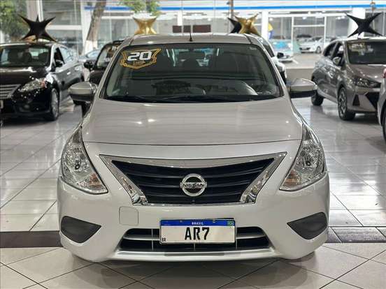 NISSAN-VERSA-2020