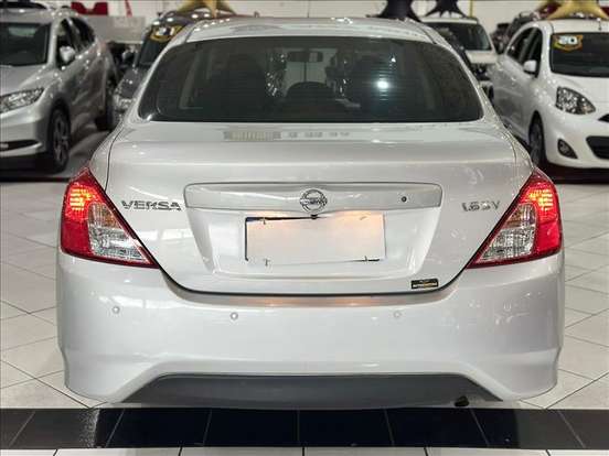 NISSAN-VERSA-2020