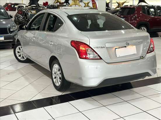 NISSAN-VERSA-2020