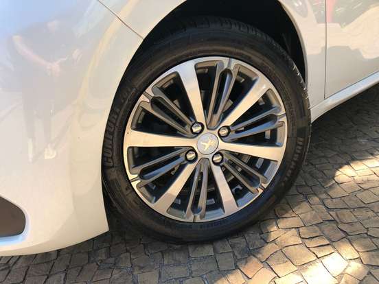 PEUGEOT-208-2018